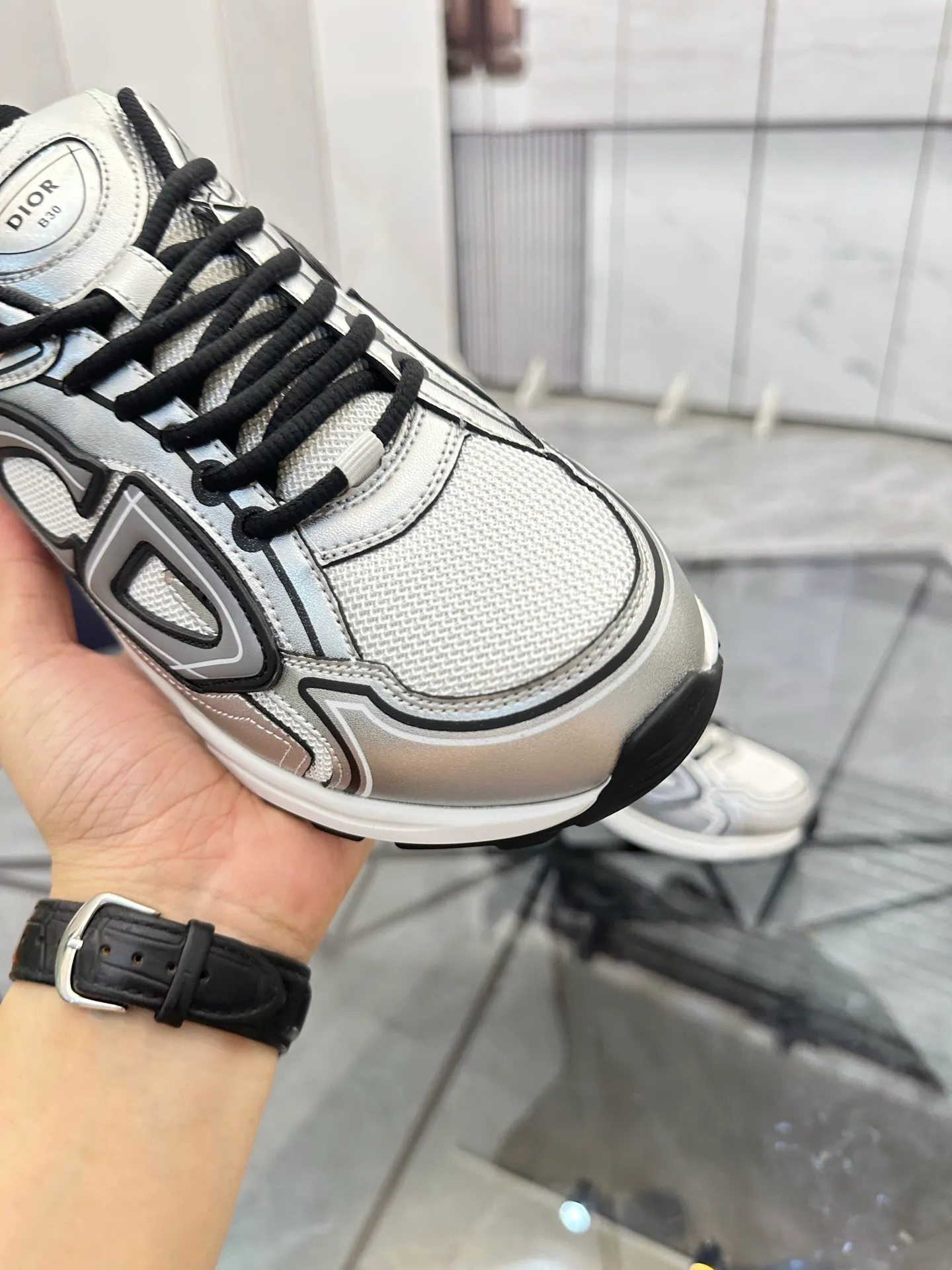 Men's shoes: 💰P400¥ Available in Guangzhou Product trademark: Dior* "Dior*" low-top casual shoes Regular size: 35-46 (can be customized to 47) Couple style Product materials: Upper imported cowhide stitched with original fabric, breathable lining, ultra-light foam original outsole. No.: 007